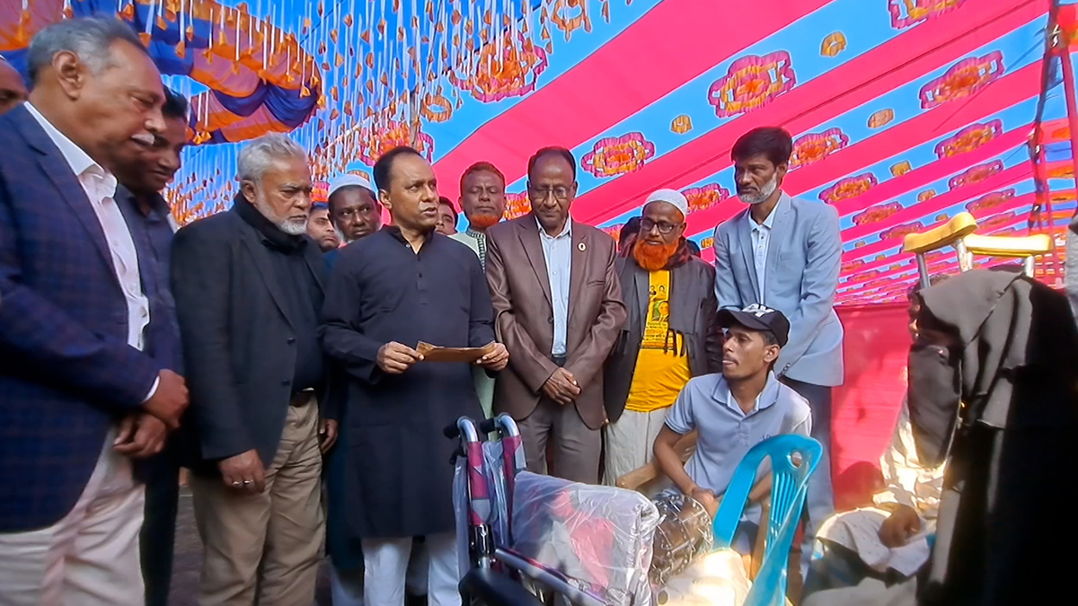 হুইল চেয়ার ও অটোরিকশা উপহার পেলেন আন্দোলনে আহত নেত্রকোণার রাজিব