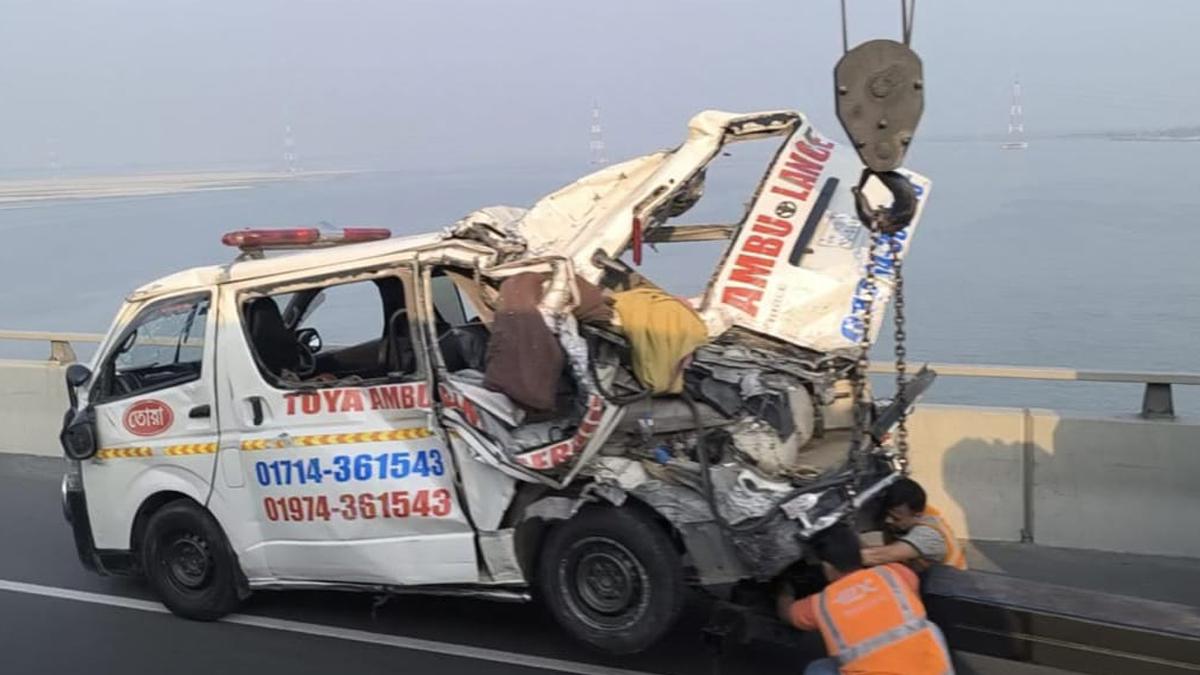 পদ্মা সেতুতে বাসের ধাক্কায় দুমড়েমুচড়ে গেল অ্যাম্বুলেন্স, আহত ৫