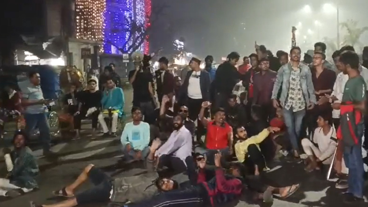 পঙ্গু হাসপাতালের সামনে আন্দোলনে আহতদের সড়ক অবরোধ