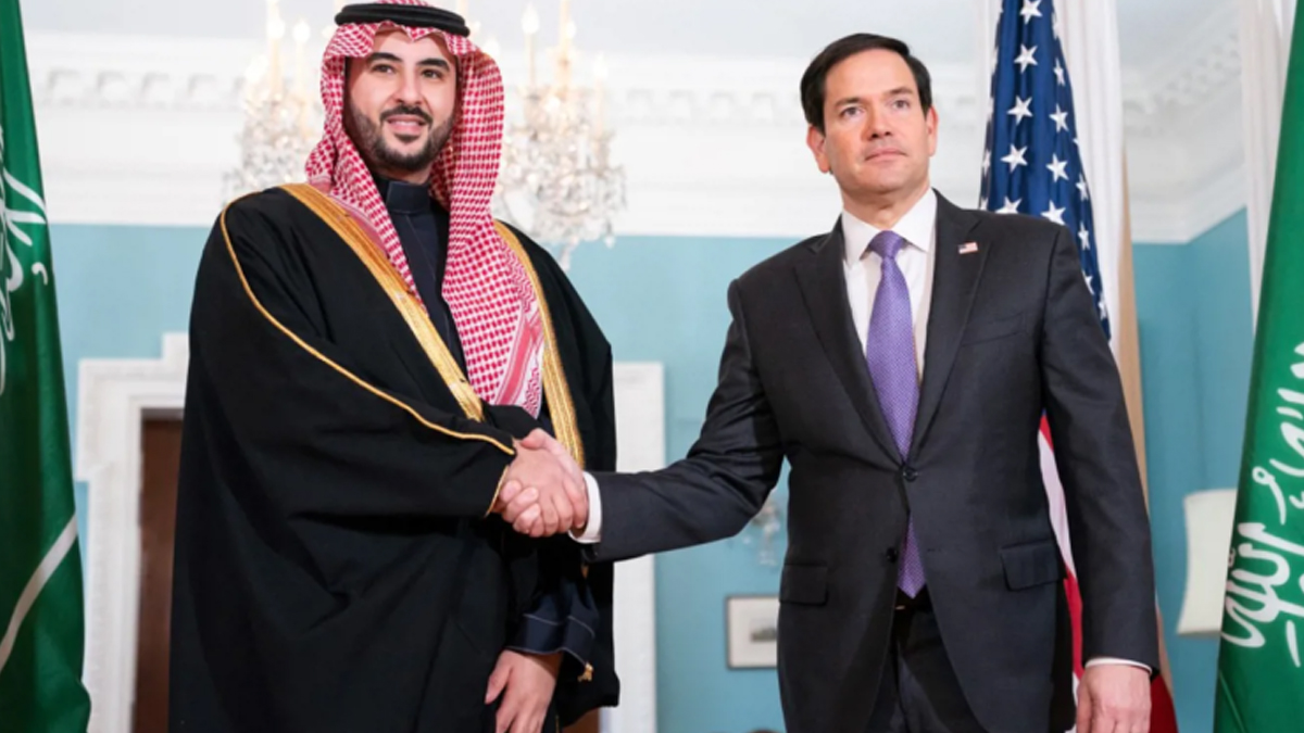সৌদির প্রতিরক্ষামন্ত্রীর সাথে বৈঠক করলেন যুক্তরাষ্ট্রের পররাষ্ট্রমন্ত্রী