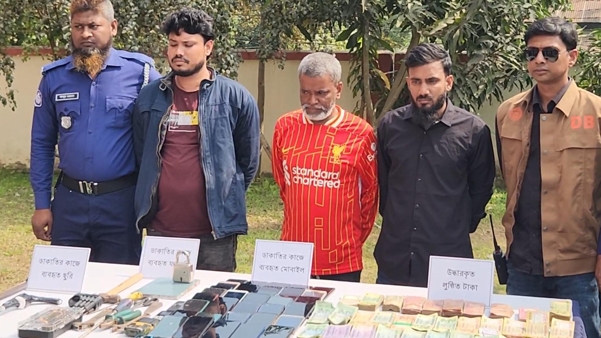শরীয়তপুরে ডাকাতি: ১৮ লাখ টাকা ও অর্ধশত মোবাইল উদ্ধার, গ্রেফতার ৩