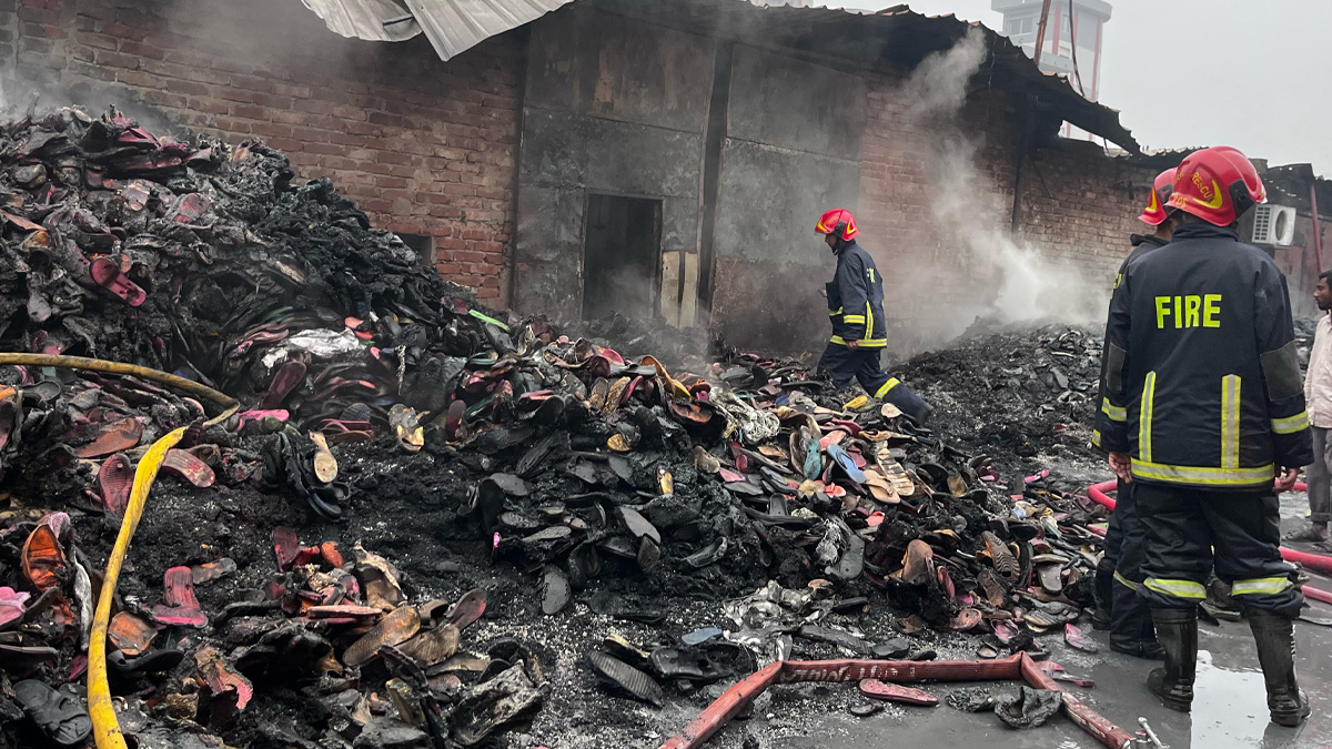 ৭ ইউনিটের চেষ্টায় নিয়ন্ত্রণে শ্যামপুরে প্লাস্টিক কারখানার আগুন