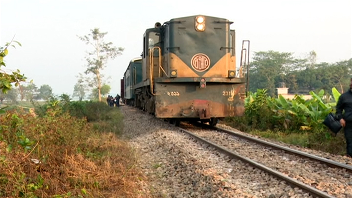 ৮ ঘণ্টা পর সিলেটে লাইনচ্যুত তেলবাহী ওয়াগন উদ্ধার, ট্রেন চলাচল শুরু
