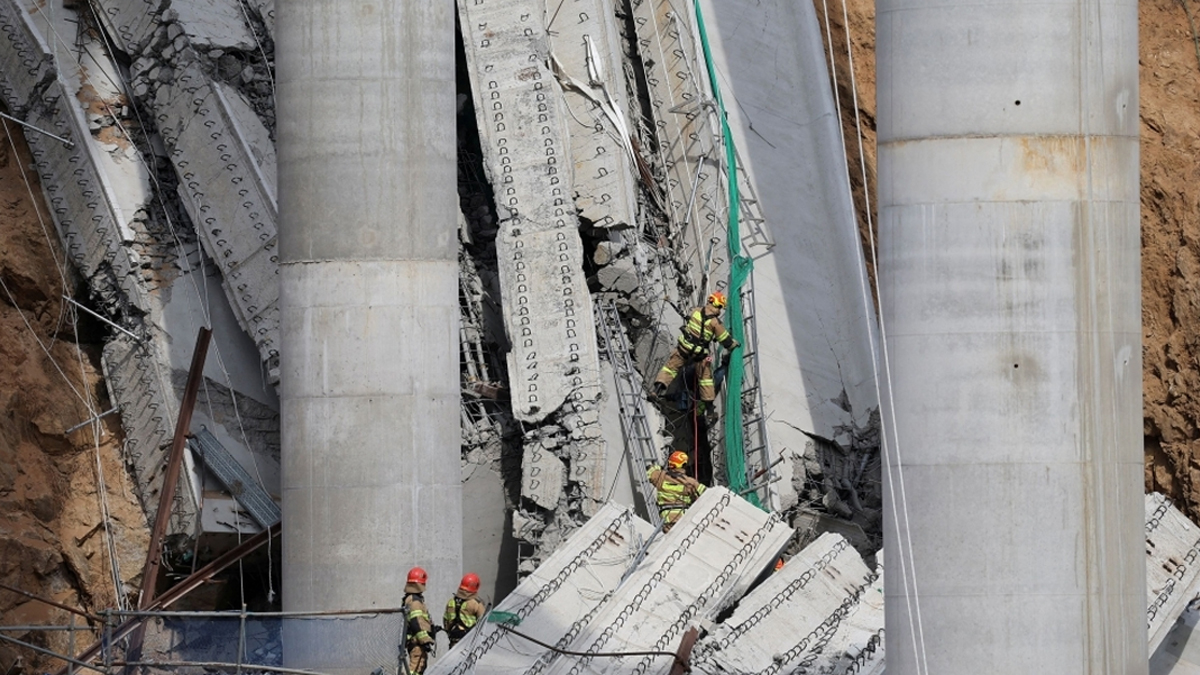 দক্ষিণ কোরিয়ায় নির্মাণাধীন সেতু ধসে নিহত ৩