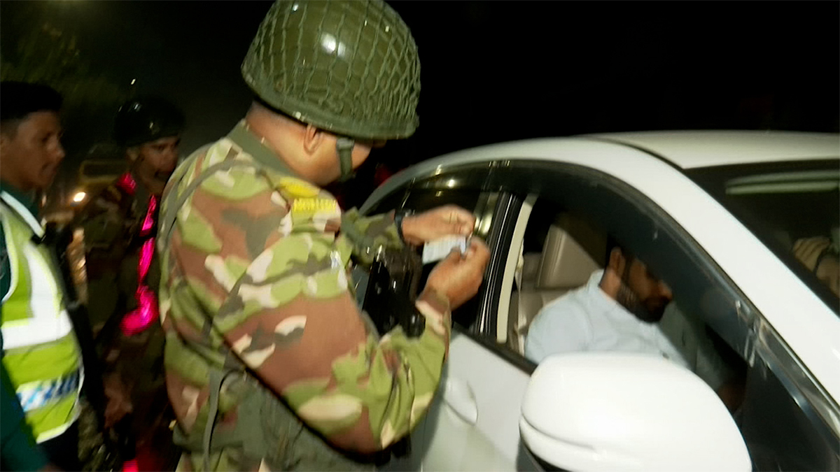 রাতভর রাজধানীর বিভিন্ন সড়কে যৌথবাহিনীর তল্লাশি