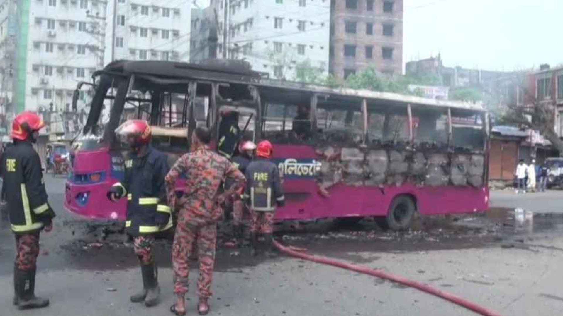বাস-সিএনজি সংঘর্ষে নিহত ফুপু-ভাতিজি, বাসে আগুন