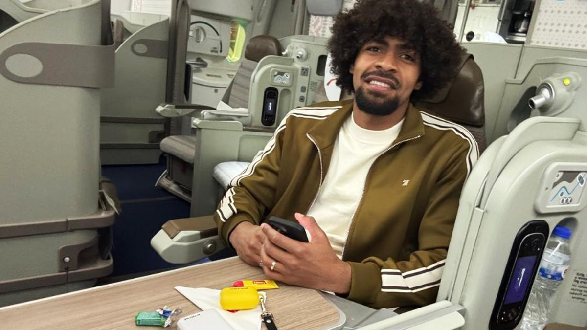 দেশের পথে হামজা চৌধুরী, অপেক্ষায় কোটি ফুটবল ভক্ত