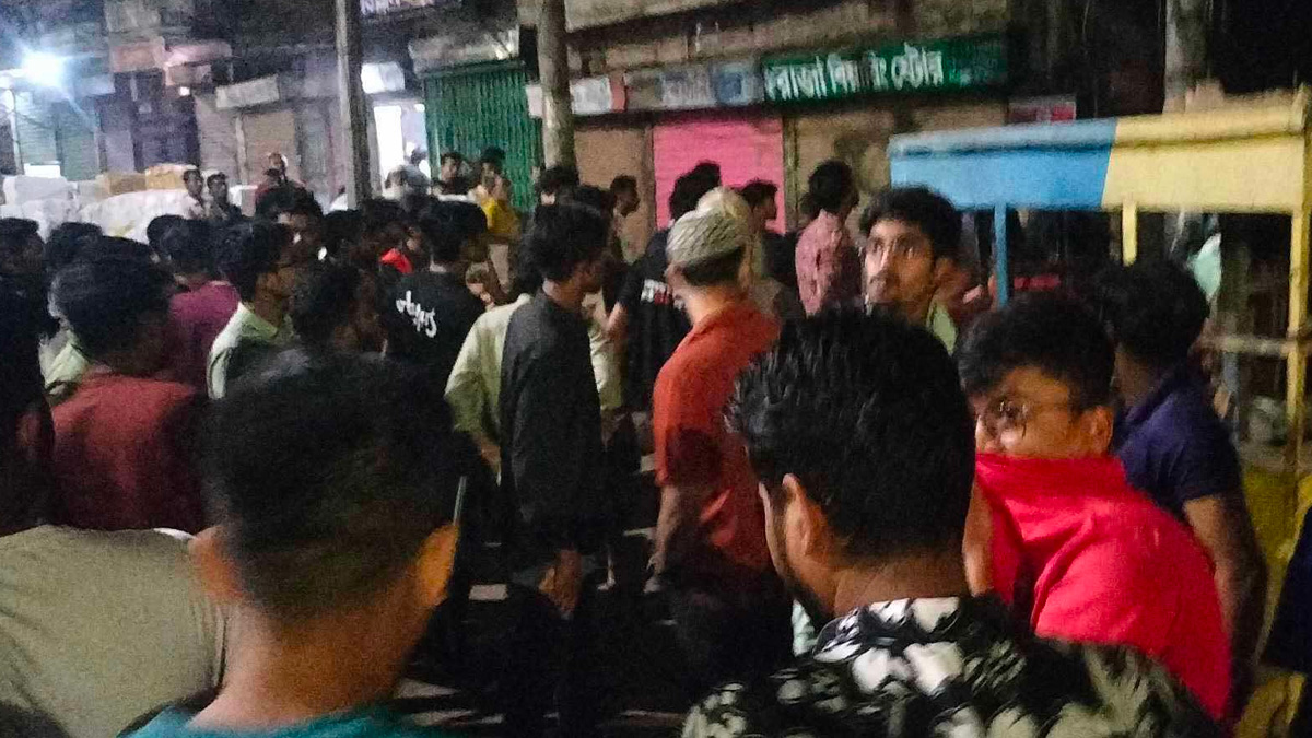ধোলাইখালে জবি শিক্ষার্থীদের সাথে স্থানীয়দের সংঘর্ষ, আহত ৭