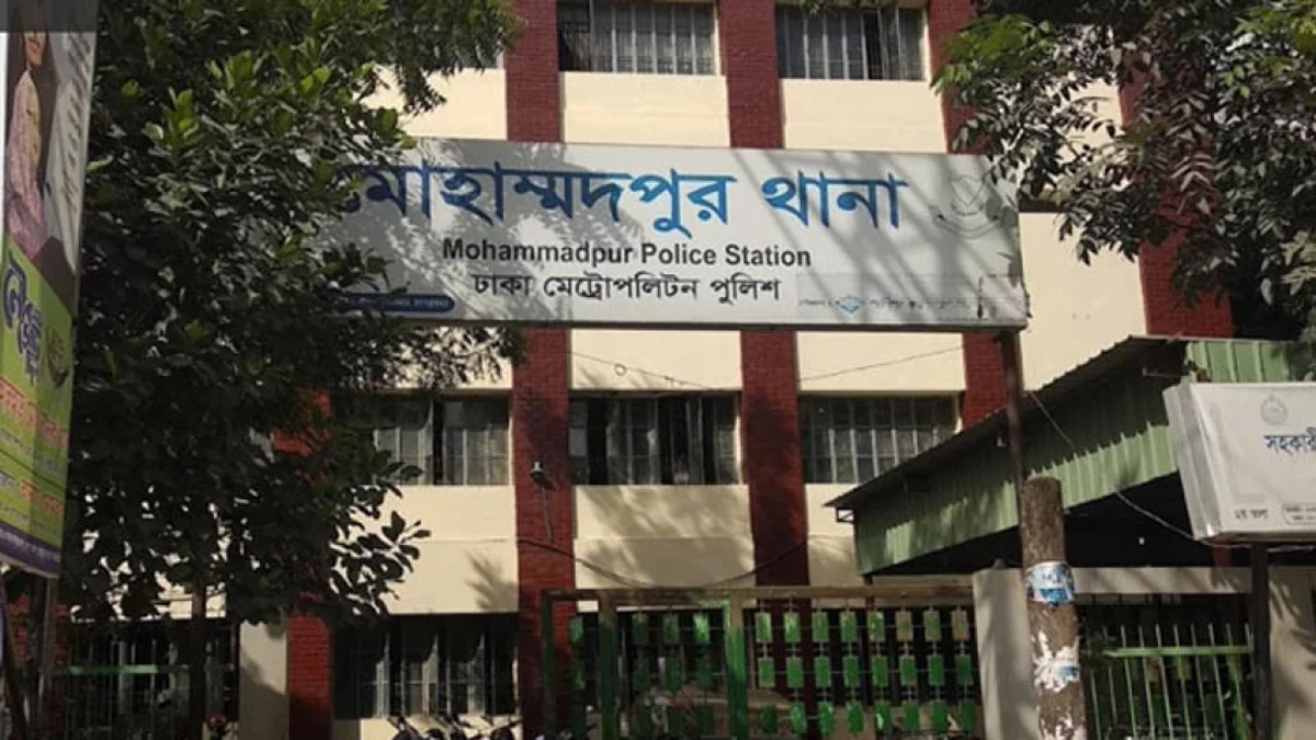 রাজধানীর মোহাম্মদপুরে ছিনতাইকারীকে গণধোলাই দিয়ে পুলিশে সোপর্দ