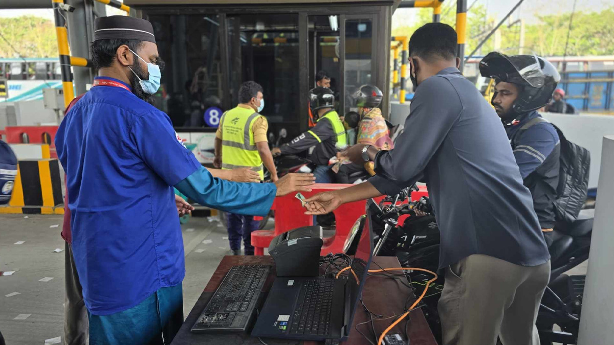 ঈদযাত্রায় মাওয়ায় মোটরসাইকেলের ঢল, চাপ নিরসনে অস্থায়ী টোল বুথ স্থাপন