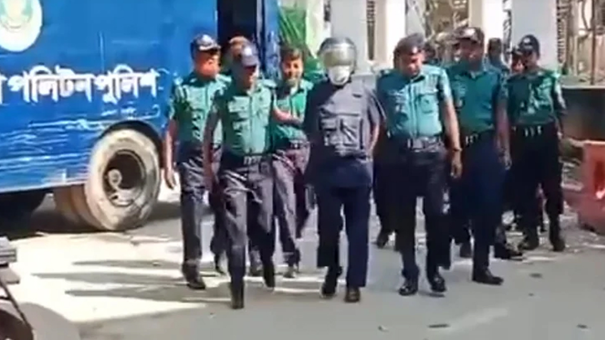 ট্রাইব্যুনালে হাজির সাবেক আইজিপি শহীদুল হকসহ ৬ জন