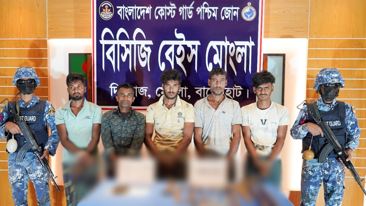 মোংলায় জাহাজে চুরির প্রস্তুতিকালে দেশীয় অস্ত্রসহ আটক ৫
