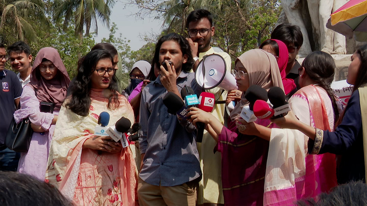 প্রকাশ্যে ধর্ষণের বিচারের দাবি গণতান্ত্রিক ছাত্র সংসদের