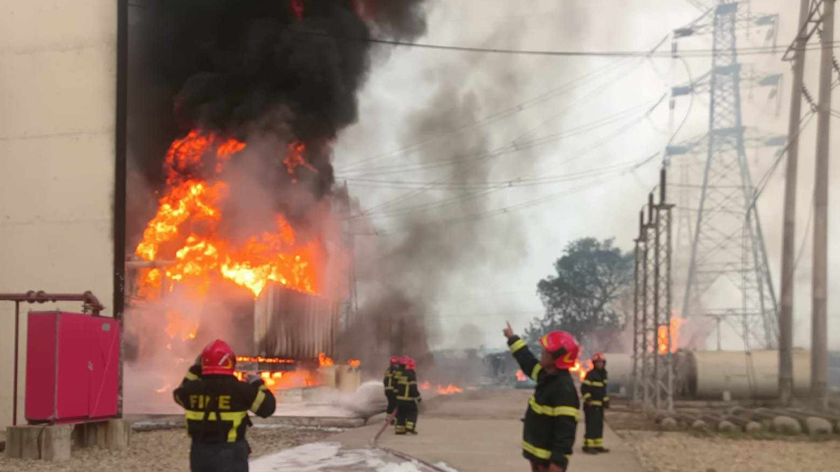 সাভারের আমিন বাজারে পাওয়ার গ্রিডে আগুন, নিয়ন্ত্রণে ৯ ইউনিট