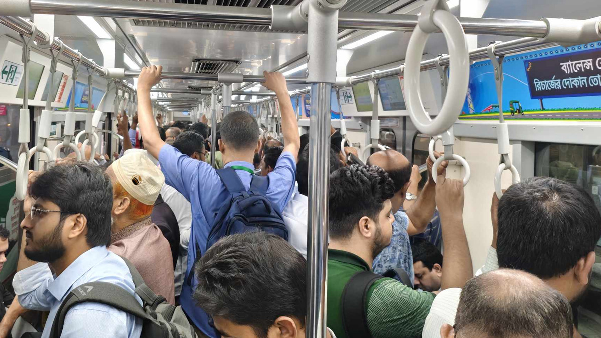 দেড় ঘণ্টা পর মেট্রোরেলে চালু টিকিট ব্যবস্থা