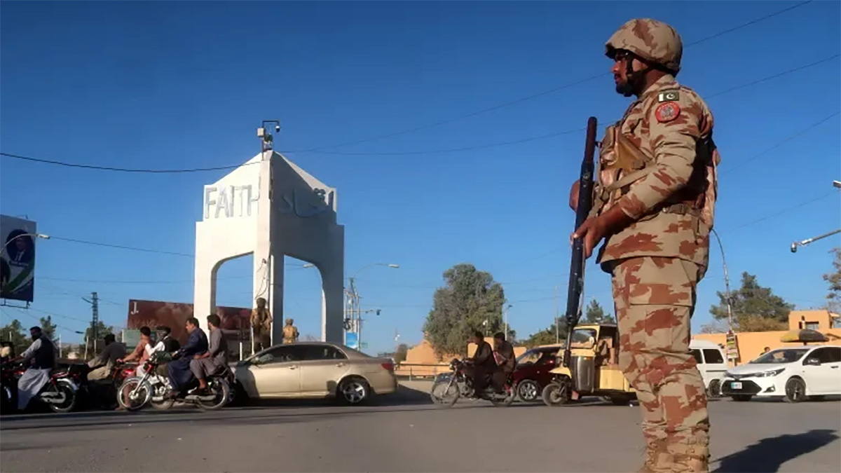 পাকিস্তানে সেনাবহরে আত্মঘাতী হামলা, নিহত ৫