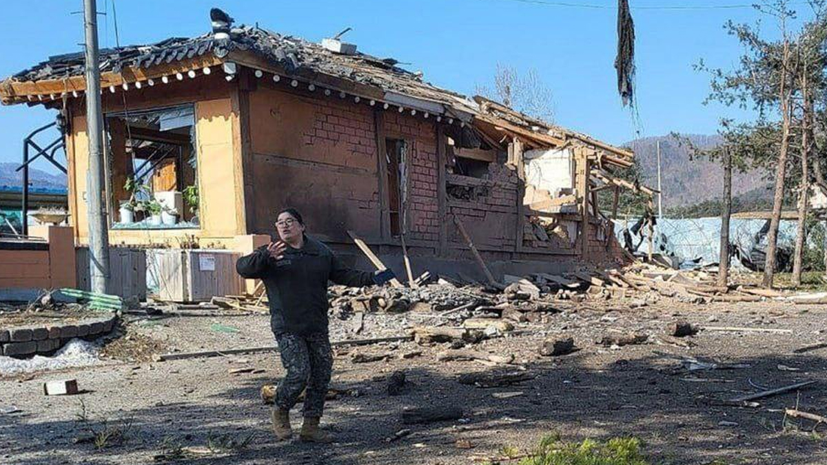 দ. কোরিয়ায় সামরিক মহড়ার সময় ভুলবশত বাড়িঘরে বোমা ফেললো যুদ্ধবিমান