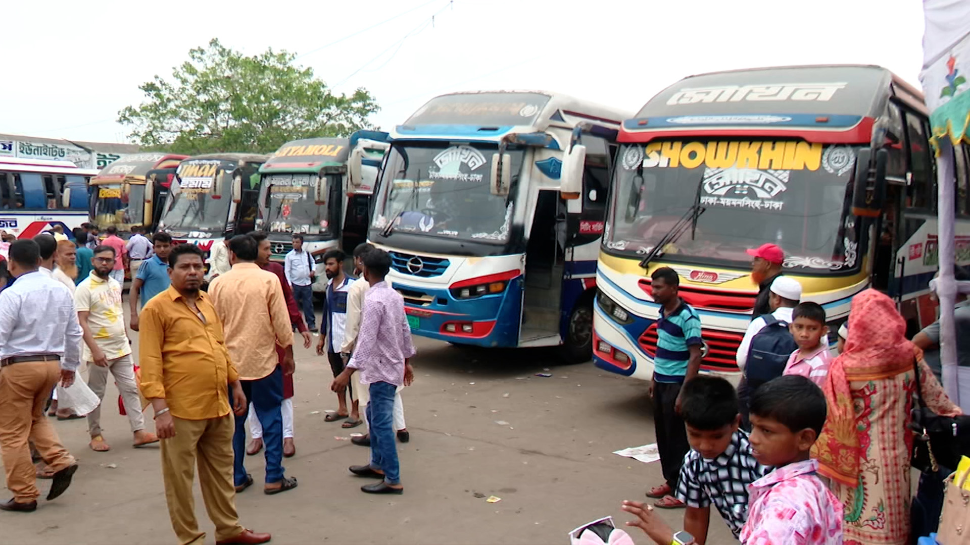 ঈদের দ্বিতীয় দিনেও ট্রেন-বাস স্টেশনে ঘরমুখো মানুষের চাপ