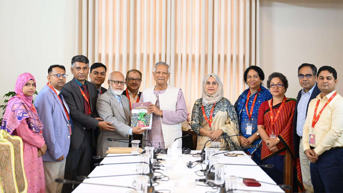 প্রধান উপদেষ্টার কাছে প্রতিবেদন জমা দিলো স্থানীয় সরকার সংস্কার কমিশন