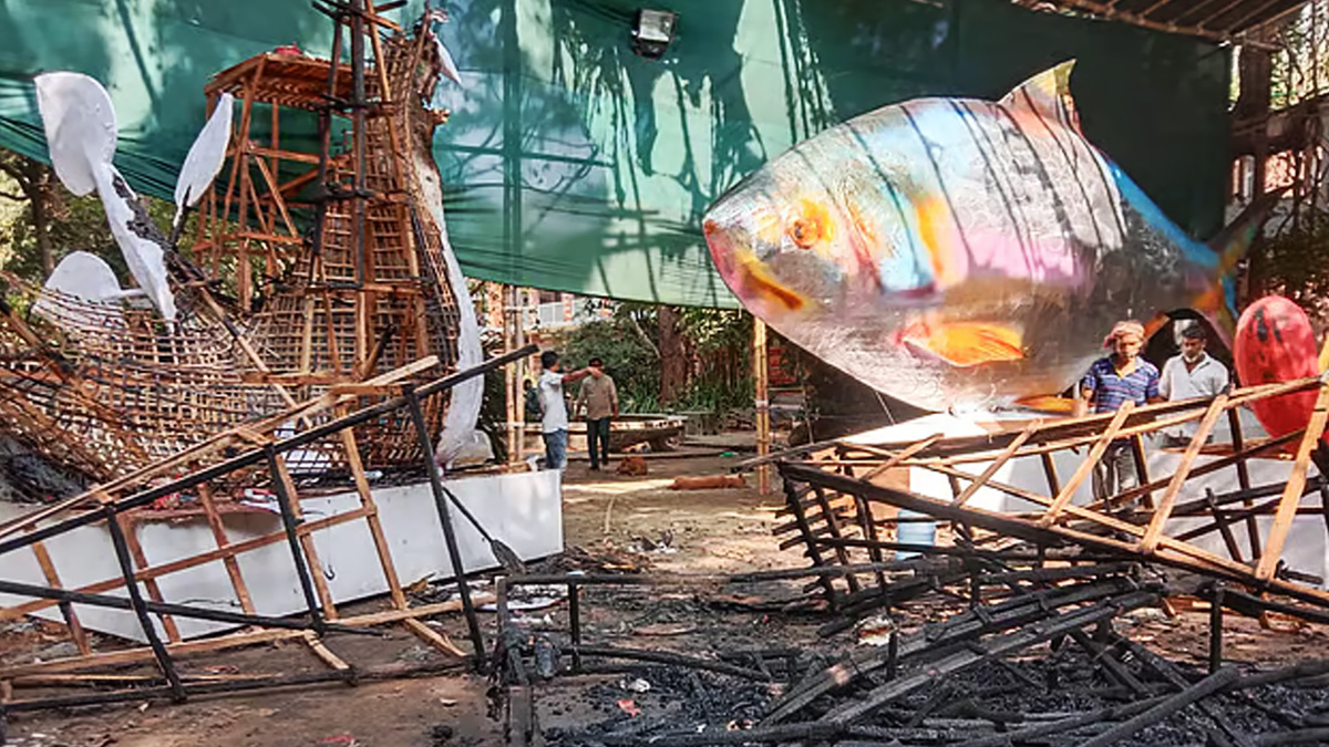 চারুকলায় আগুনে পুড়ল ‘ফ্যাসিস্টের মুখাকৃতি’ ও ‘শান্তির পায়রা’ মোটিফ