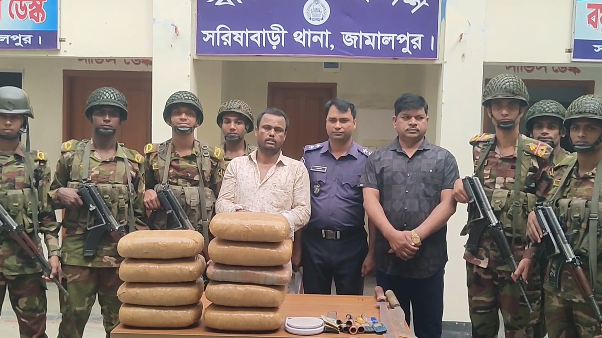 সরিষাবাড়ীতে বিপুল পরিমাণ গাঁজা ও দেশীয় অস্ত্রসহ গ্রেফতার ১