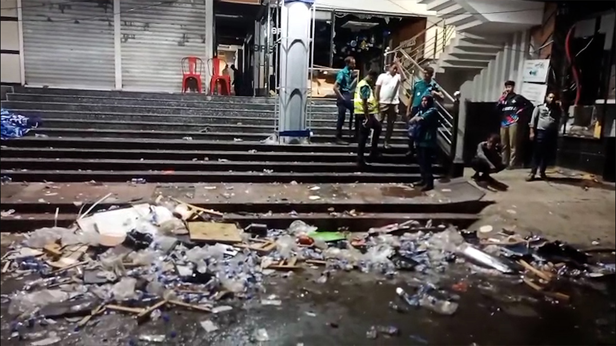 গাজায় বর্বরতা: খুলনায় কেএফসি ও বাটার শোরুমে হামলা