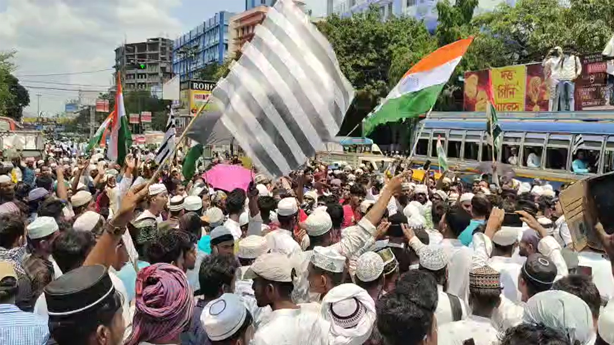 ভারতে ওয়াকফ আইনের বিরোধিতায় উত্তাল কলকাতা
