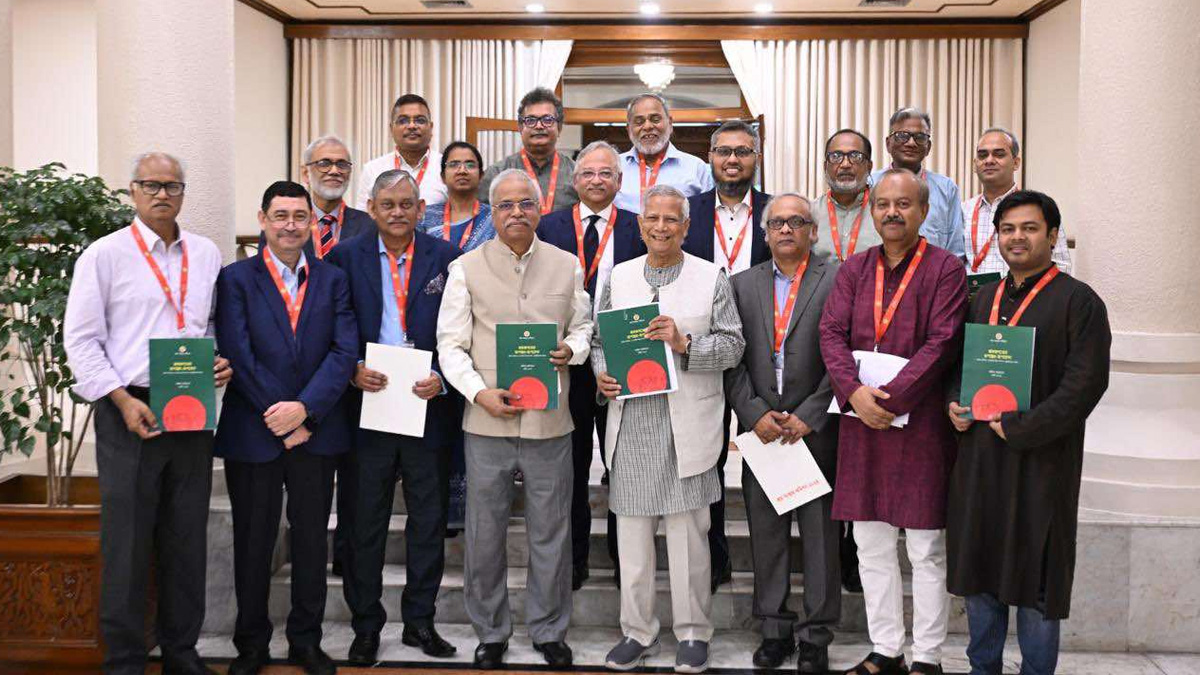 প্রধান উপদেষ্টার কাছে প্রতিবেদন জমা দিলো স্থানীয় শ্রম বিষয়ক সংস্কার কমিশন