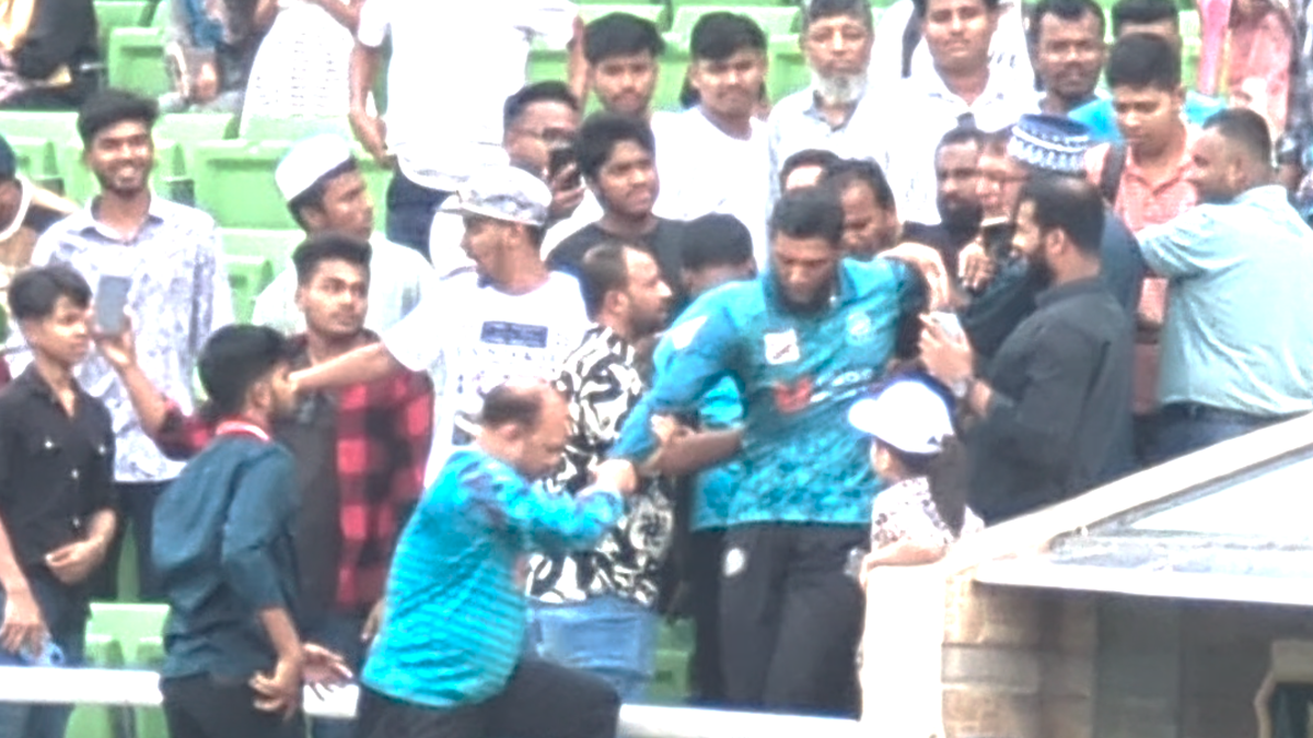 ডিপিএলে মেজাজ হারালেন রিয়াদ, তেড়ে গেলেন দর্শকের দিকে