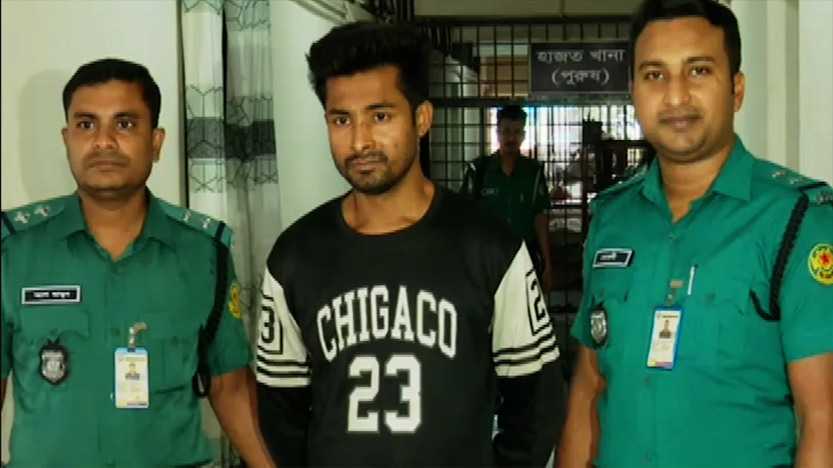 রাজধানীতে অস্ত্র ঠেকিয়ে ছিনতাই, ভিডিও ভাইরালের পর গ্রেফতার ১