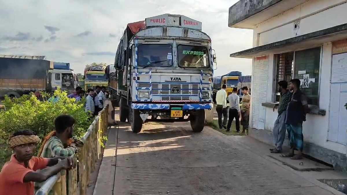 ৮ দিন বন্ধ থাকার পর আখাউড়া স্থলবন্দরে কর্মচাঞ্চল্য শুরু