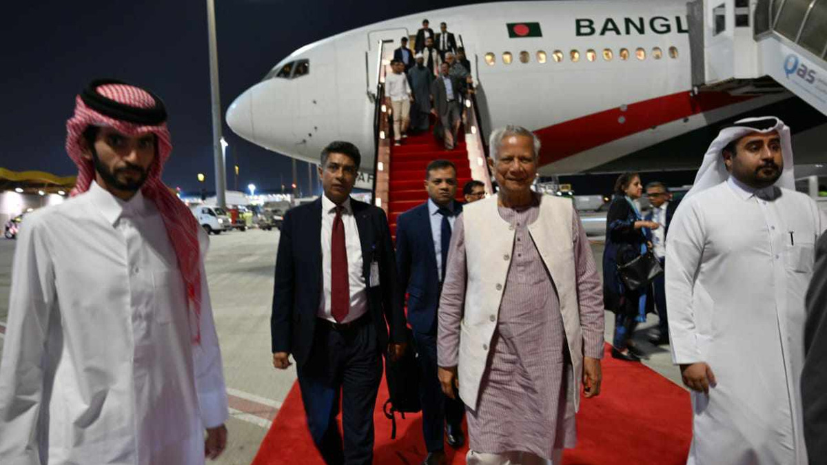 চার দিনের সফরে কাতারে পৌঁছেছেন প্রধান উপদেষ্টা