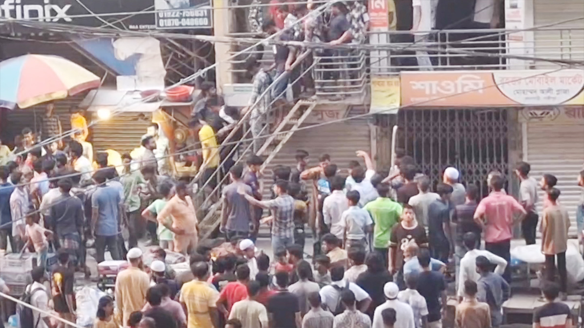 গাজীপুরে বিভিন্ন পোশাক কারখানায় হামলা ও ভাঙচুর