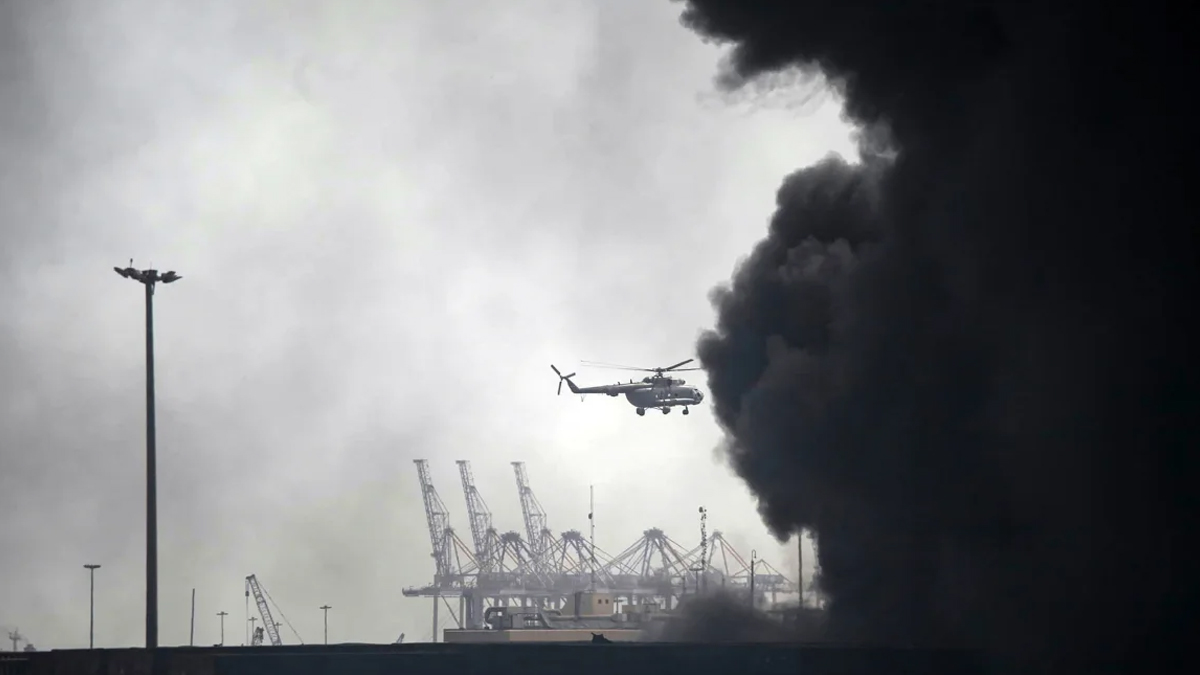 ইরানের বন্দরে বিস্ফোরণে নিহতের সংখ্যা বেড়ে ১৪