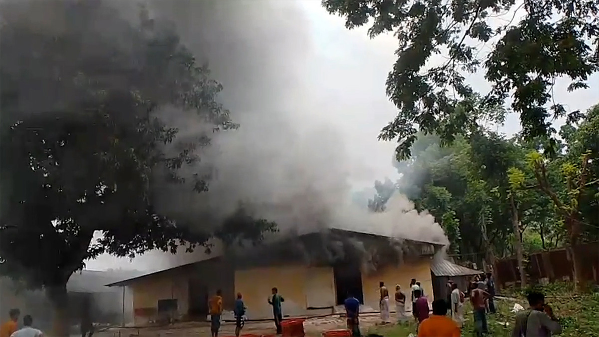 যশোরে পোল্ট্রি ফার্মে ভয়াবহ আগুন, পুড়লো ৪৫ হাজার মুরগি