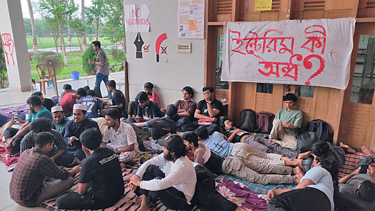 বিকেলের মধ্যে কুয়েট ভিসির পদত্যাদের দাবি বাগছাস নেতাদের