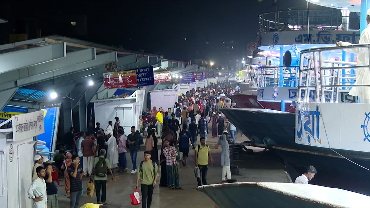 ঈদ শেষে ফিরতি যাত্রায় লঞ্চে ঢাকায় ফিরেছে লাখো মানুষ