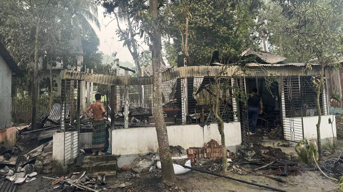 আনন্দ শোভাযাত্রায় মোটিফ নির্মাণকারী শিল্পীর বাড়িতে আগুন