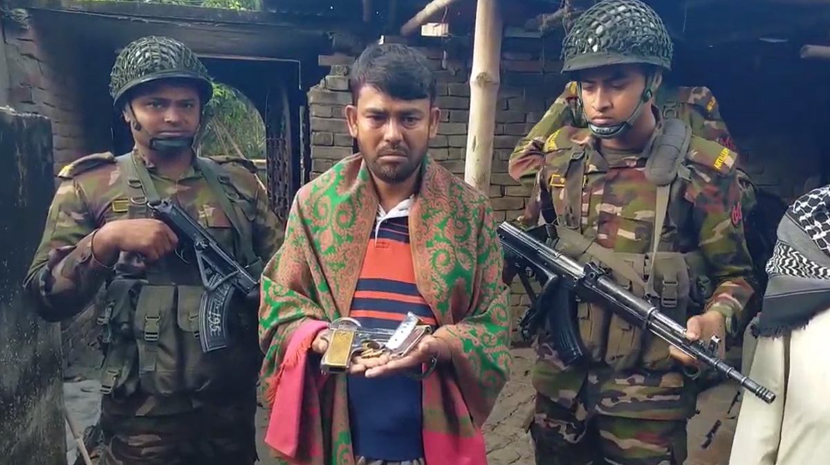 মেহেরপুরে যৌথবাহিনীর অভিযানে অস্ত্র-গুলিসহ আটক ১