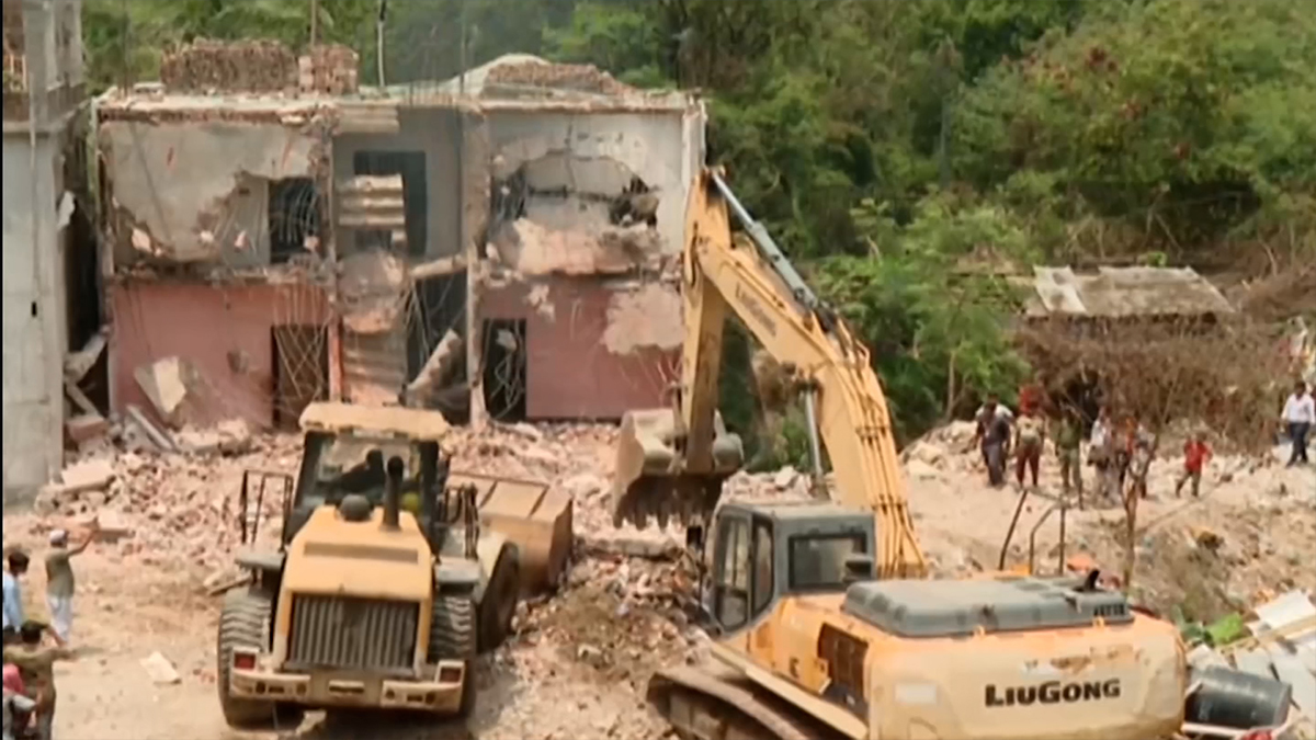 মোহাম্মদপুরের কাঁটাসুর খালে অবৈধ স্থাপনা ও ভবন উচ্ছেদে অভিযান