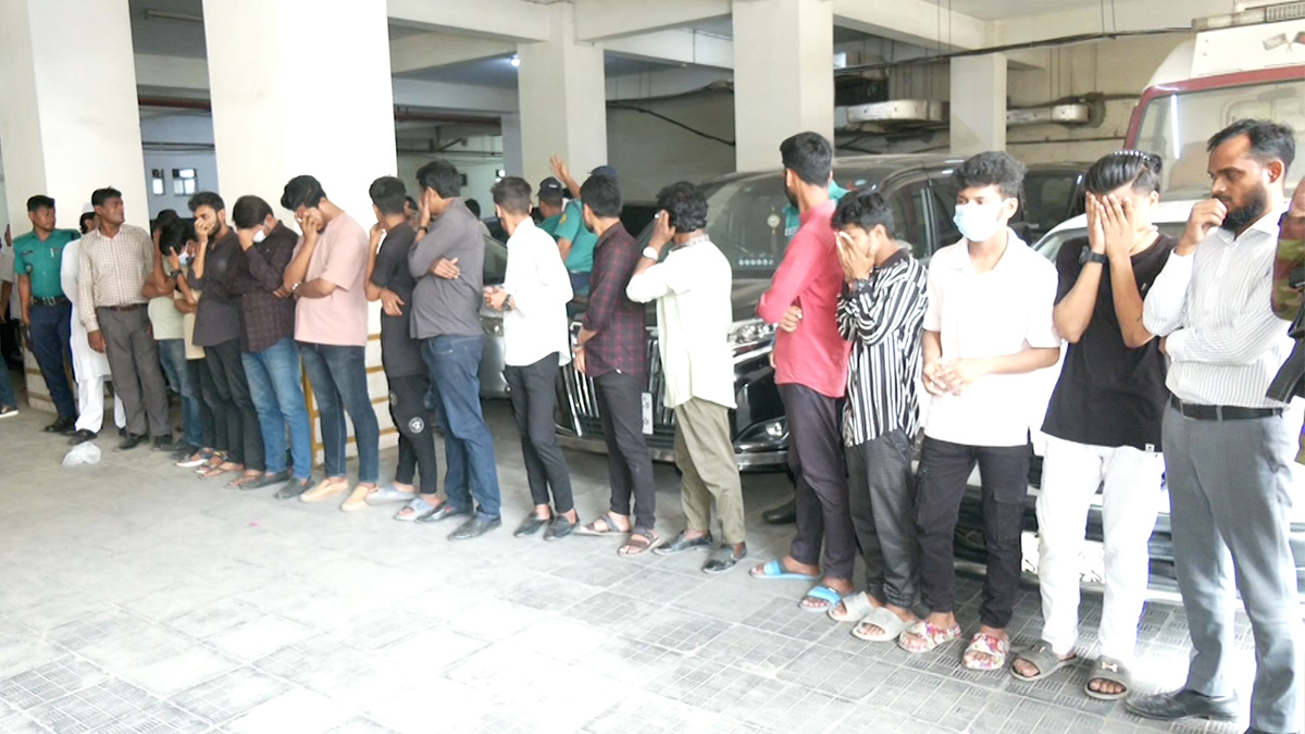 মুগদা মেডিকেলে অভিযান, পাঁচ নারীসহ গ্রেফতার ২২ দালাল