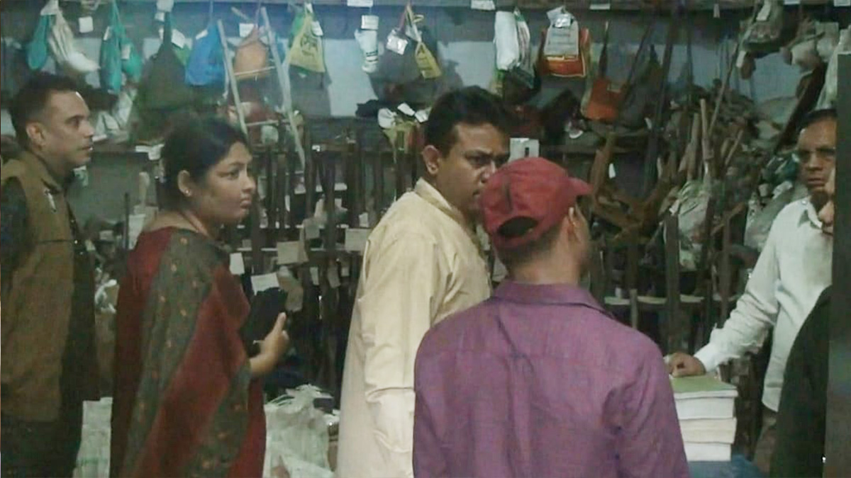 নাটোরে আদালতের মালখানা থেকে চুরি হওয়া মালামাল ও অর্থ উদ্ধার