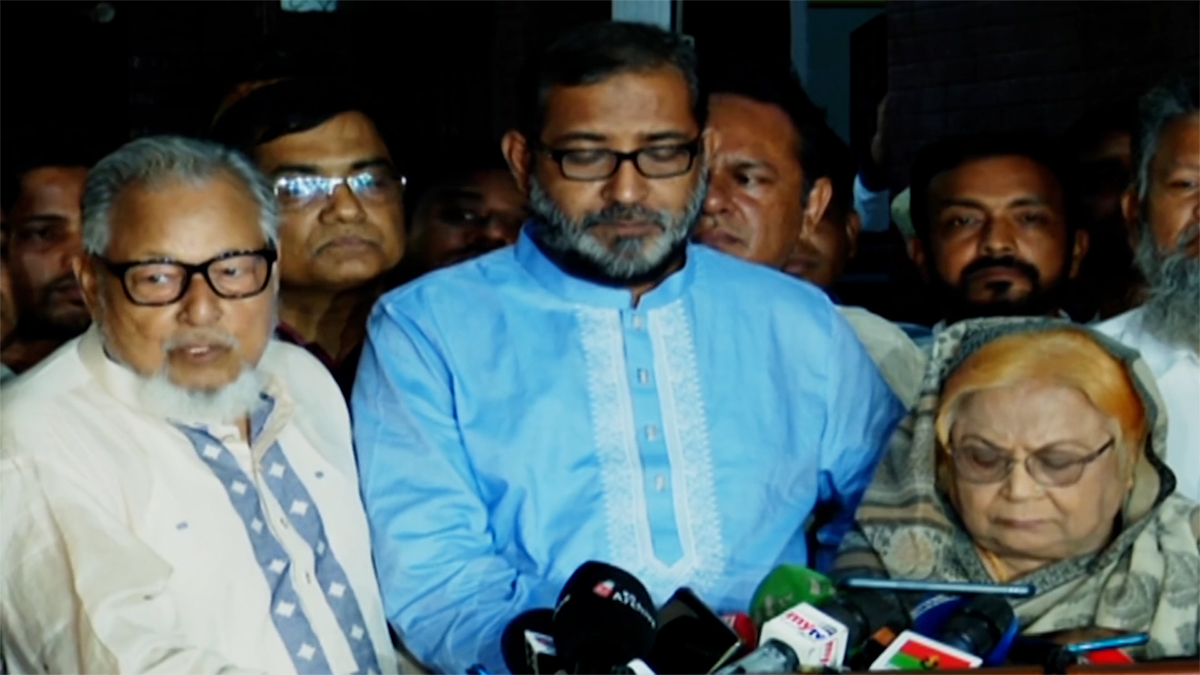 প্রশাসন বিএনপির নিয়ন্ত্রণে— ‘অভিযোগকারী কি উপদেষ্টা থাকাকালে তাদের বসিয়েছেন?’