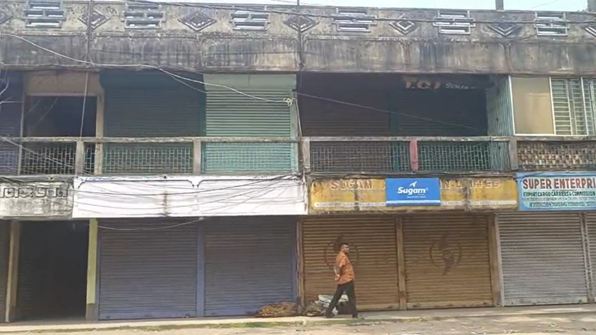 বাংলাদেশি পর্যটক সংকটে অঘোষিত হরতালের ছাঁয়া, ধুঁকছে সীমান্তপারের ব্যবসায়ীরা