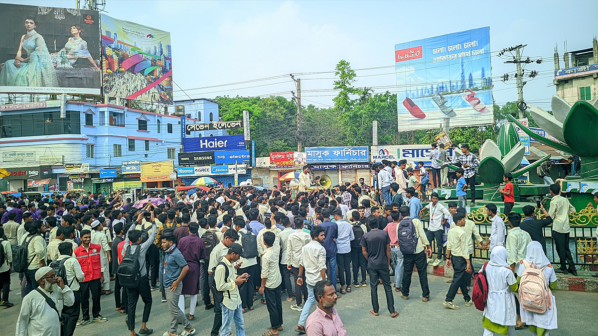 ৬ দফা দাবিতে রংপুরে পলিটেকনিক শিক্ষার্থীদের সড়ক অবরোধ