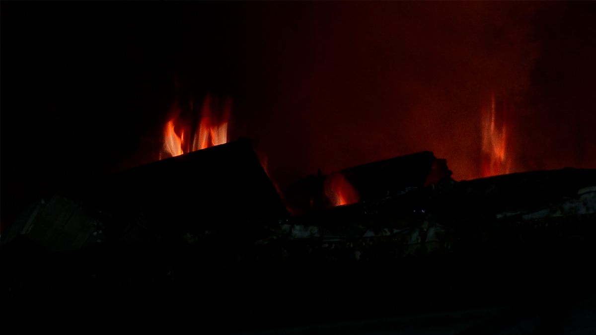 রাজধানীর ডেমরায় ফার্নিচারের দোকানে মধ্যরাতে অগ্নিকাণ্ড