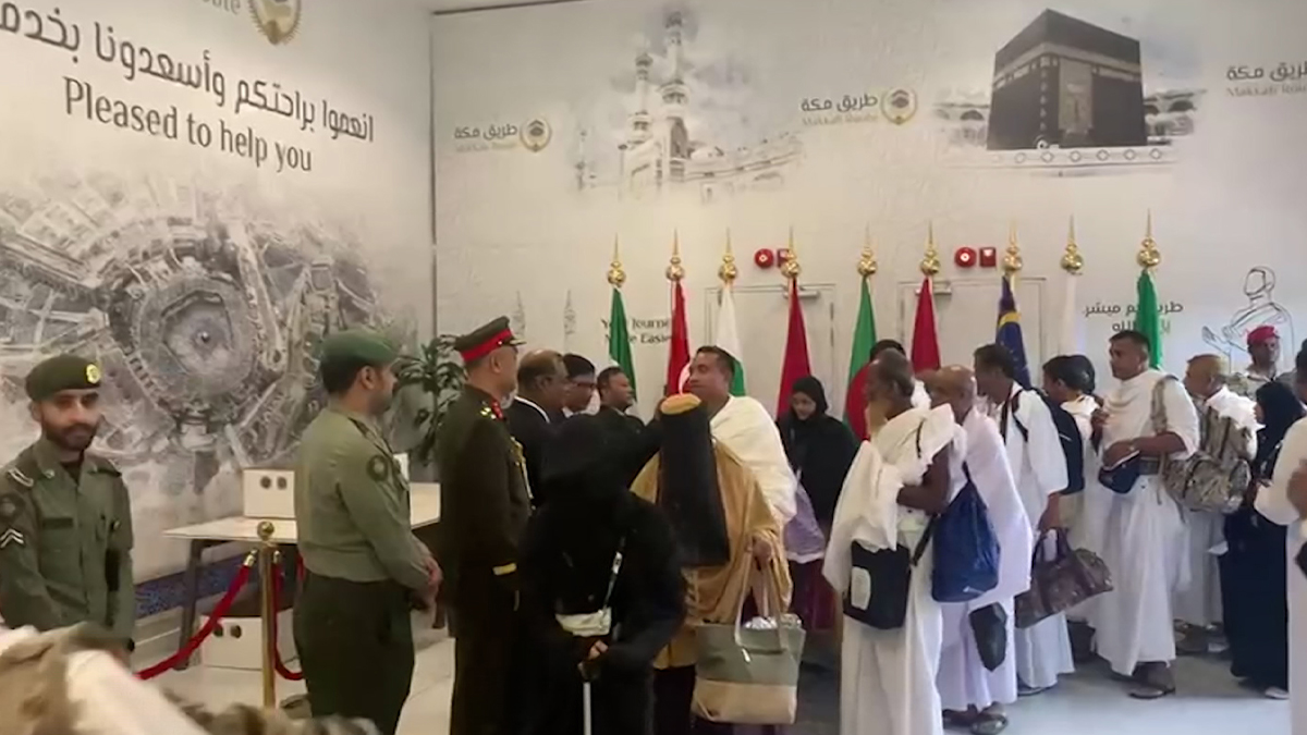 বাংলাদেশ থেকে সৌদিতে পৌঁছেছে চলতি মৌসুমের প্রথম হজ ফ্লাইট