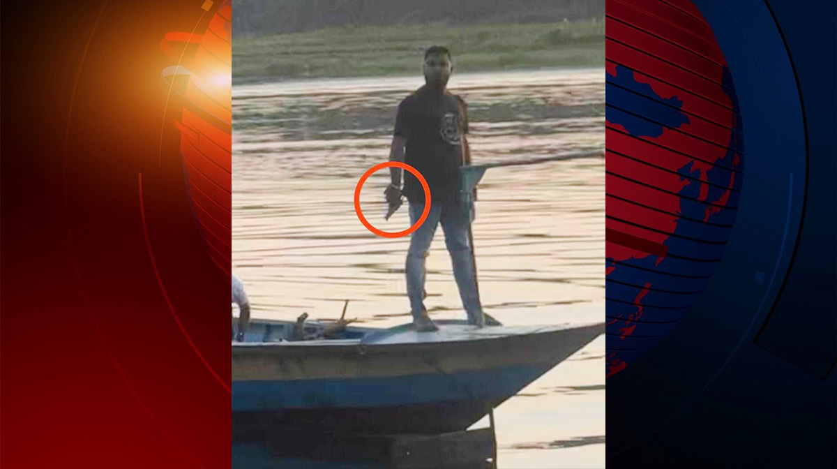 সাভারে চাঁদা না দেয়ায় অস্ত্রেরমুখে ট্রলার ছিনতাই, ইজারাদারকে মারধর