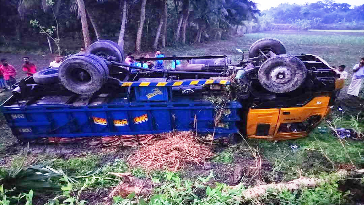 সাতক্ষীরায় নিয়ন্ত্রণ হারিয়ে ধানক্ষেতে উল্টে গেলো ট্রাক