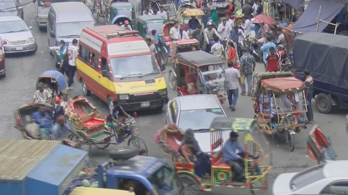 ‘বাংলার টেসলা’র দাপটে অতিষ্ঠ রাজধানীবাসী, নিয়ন্ত্রণের তাগিদ